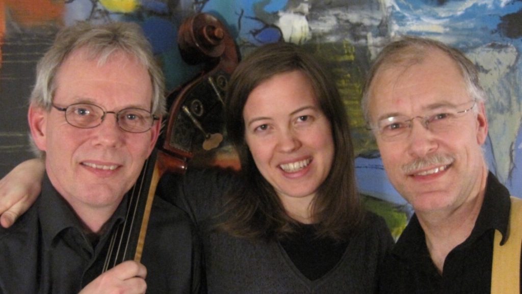 Katrine Rømhild trio med Jørgen Johnbeck (bas) og Jesper Gilbert (guitar)