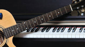 Jesper Gilbert spiller keyboard og guitar