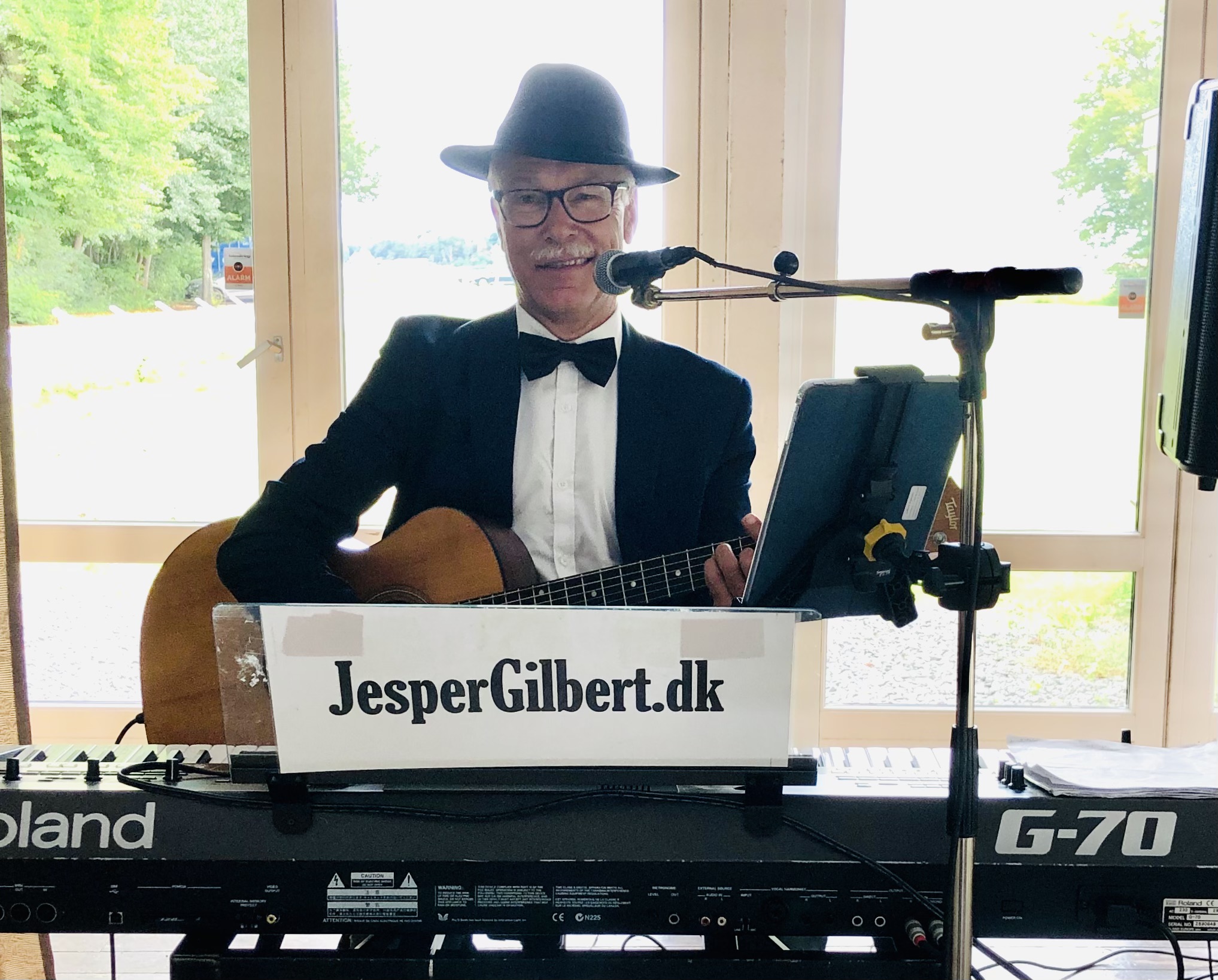 Jesper Gilbert spiller til fest med guitar og keyboard